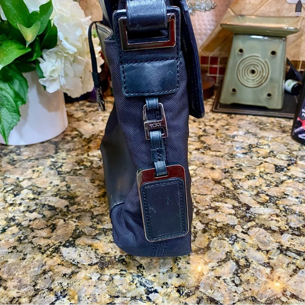 Tumi Black Leather Crossbody “ Map Bag” pre-loved , nice looking Tumi —Unisex - Picture 9 of 16